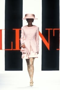 valentino-ss-1994-1.thumb.jpg.1db582416f13e93a24c1712e245c056c.jpg