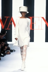 valentino-ss-1994-3.thumb.jpg.e5f91ca9434144e775a2b99829248e1f.jpg