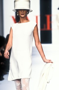 valentino-ss-1994-4.thumb.jpg.d43c1e7e1177ccfcfacf0d4130c0b456.jpg