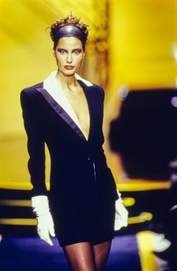 versace-hc-fw-1997-11.thumb.jpg.0ab206db043ae7b9faa9edf1a75e797d.jpg