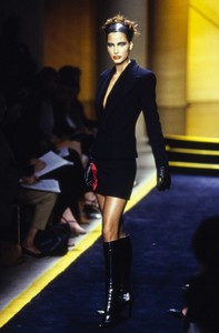 versace-hc-fw-1997-15.thumb.jpg.de5f213e6401c6d42215bdb3e4179319.jpg