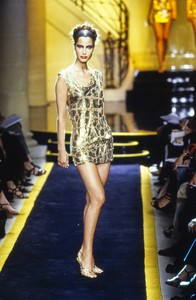 versace-hc-fw-1997-8.thumb.jpg.97a841e4e056e9f1c0632ea6312e0f7f.jpg