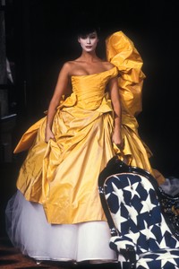 vivienne-westwood-ss-1994-1.thumb.jpg.4e8b609a7cd40eaab568467d37493c96.jpg