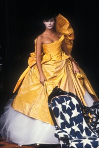 vivienne-westwood-ss-1994-2.thumb.jpg.8e0f594967ec7e27746d69cbc4618a4f.jpg