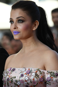 Aishwarya+Rai+Land+Moon+Mal+De+Pierres+Red+noVbdy0Xwv6x.jpg