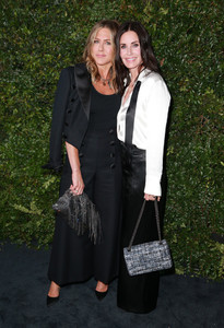 Courteney+Cox+CHANEL+Dinner+Celebrating+Majestic+UmDdSUCLThkx.jpg