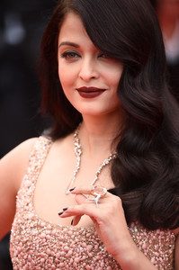 Aishwarya Rai + + BFG + красные + ковер + конец + + mJ3bhEBNazxx.jpg шестьдесят девятой