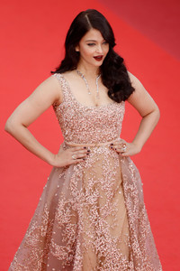 Aishwarya Rai + + BFG + красные + ковер + чел + + Hh_Roh22UTjx.jpg шестьдесят девятой