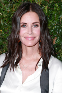 Courteney+Cox+CHANEL+Dinner+Celebrating+Majestic+_FOtNDvYU5mx.jpg