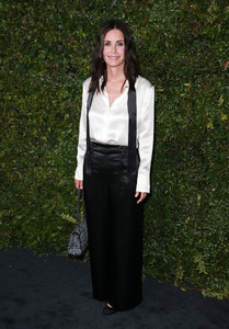 Courteney+Cox+CHANEL+Dinner+Celebrating+Majestic+UY5dUTe9Lwjx.jpg