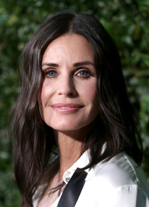 Courteney+Cox+CHANEL+Dinner+Celebrating+Majestic+aZhtwokBp-Mx.jpg