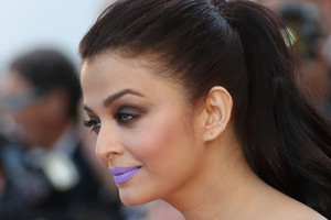 Aishwarya+Rai+Land+Moon+Mal+De+Pierres+Red+qrzgeps7X-Hx.jpg