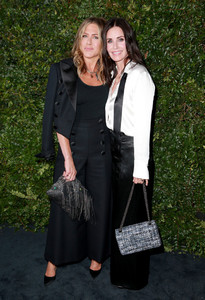 Courteney+Cox+CHANEL+Dinner+Celebrating+Majestic+yBJj7bdRE36x.jpg