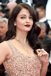 Aishwarya Rai + + BFG + красные + ковер + конец + + XEkTE32aJK0x.jpg шестьдесят девятой