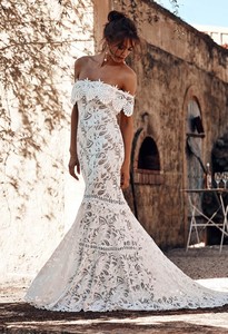 Cien-Wedding-Dress-by-Grace-Loves-Lace-1600-x-1067-3-1094x1600.jpg