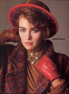 Joanna_Piel_Vogue_US_August_1985_01.thumb.jpg.b39c4454b03199680654b08a7d42e4e9.jpg