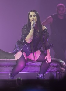 demi-lovato-performs-in-newcastle-06-15-2018-6.thumb.jpg.b6e797d53326b45a02fa9bb2767dcd03.jpg