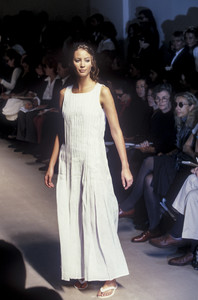 jil-sander-ss-1994-1.thumb.jpg.665219c8e9355d3d732a70af005e48c0.jpg