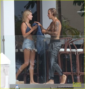 justin-bieber-gets-cozy-in-miami-with-hailey-baldwin-01.jpg