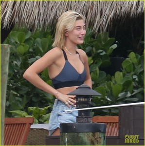 justin-bieber-gets-cozy-in-miami-with-hailey-baldwin-02.jpg