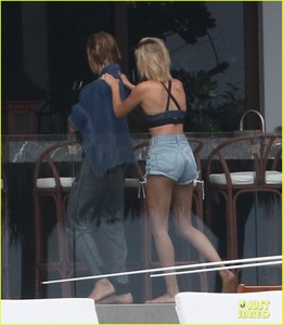 justin-bieber-gets-cozy-in-miami-with-hailey-baldwin-03.jpg