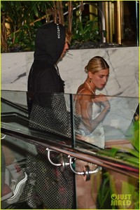 justin-bieber-gets-cozy-in-miami-with-hailey-baldwin-04.jpg