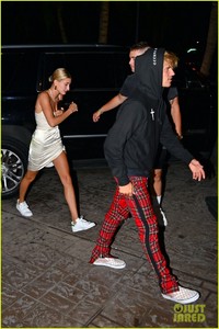 justin-bieber-gets-cozy-in-miami-with-hailey-baldwin-05.jpg