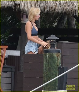 justin-bieber-gets-cozy-in-miami-with-hailey-baldwin-09.jpg