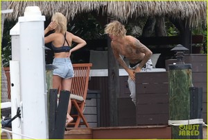 justin-bieber-gets-cozy-in-miami-with-hailey-baldwin-10.jpg