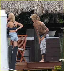 justin-bieber-gets-cozy-in-miami-with-hailey-baldwin-12.jpg