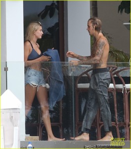 justin-bieber-gets-cozy-in-miami-with-hailey-baldwin-21.jpg