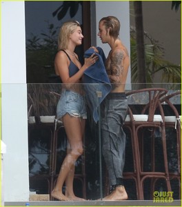 justin-bieber-gets-cozy-in-miami-with-hailey-baldwin-27.jpg