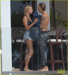 justin-bieber-gets-cozy-in-miami-with-hailey-baldwin-28.jpg