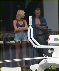 justin-bieber-gets-cozy-in-miami-with-hailey-baldwin-33.jpg