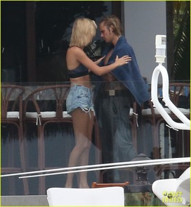 justin-bieber-gets-cozy-in-miami-with-hailey-baldwin-34.jpg