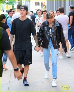 justin-bieber-hailey-baldwin-dinner-date-01.jpg