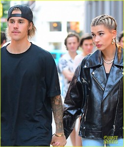 justin-bieber-hailey-baldwin-dinner-date-04.jpg