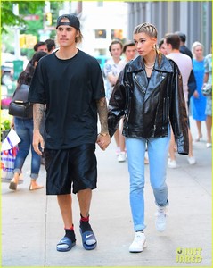 justin-bieber-hailey-baldwin-dinner-date-09.jpg