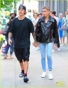 justin-bieber-hailey-baldwin-dinner-date-10.jpg