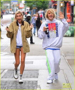 justin-bieber-hailey-baldwin-get-silly-during-starbucks-run-01.jpg