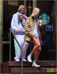 justin-bieber-hailey-baldwin-get-silly-during-starbucks-run-03.jpg