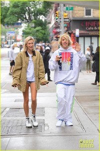 justin-bieber-hailey-baldwin-get-silly-during-starbucks-run-05.jpg