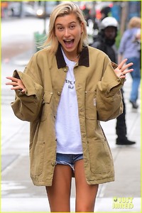 justin-bieber-hailey-baldwin-get-silly-during-starbucks-run-06.jpg