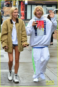 justin-bieber-hailey-baldwin-get-silly-during-starbucks-run-07.jpg