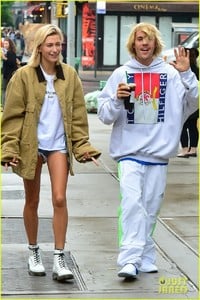 justin-bieber-hailey-baldwin-get-silly-during-starbucks-run-08.jpg