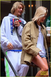 justin-bieber-hailey-baldwin-get-silly-during-starbucks-run-09.jpg