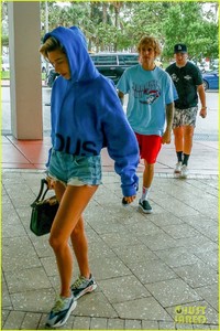 justin-bieber-hailey-baldwin-lunch-miami-01.jpg