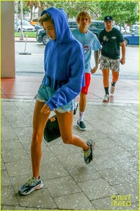 justin-bieber-hailey-baldwin-lunch-miami-04.jpg