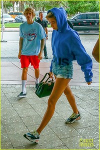 justin-bieber-hailey-baldwin-lunch-miami-10.jpg