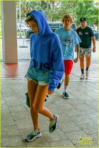 justin-bieber-hailey-baldwin-lunch-miami-18.jpg